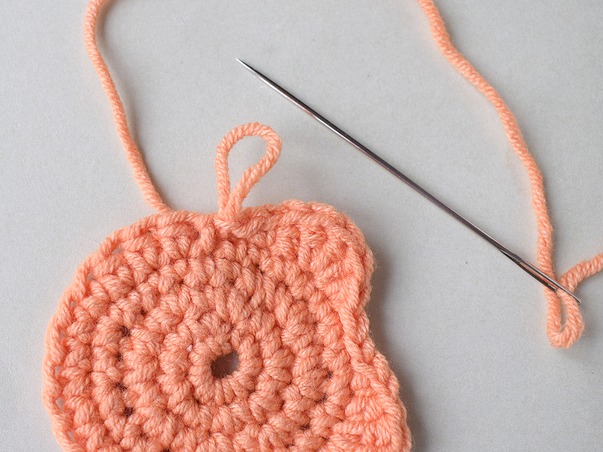 Hilfeseitenbild für 'Faden einer Häkelmütze vernähen'