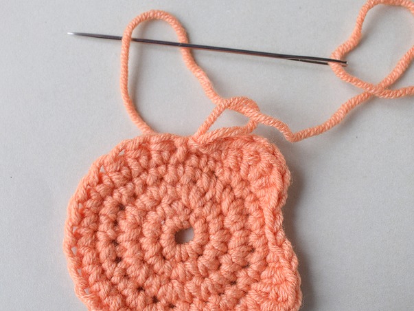 Hilfeseitenbild für 'Faden einer Häkelmütze vernähen'