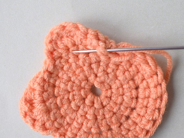 Hilfeseitenbild für 'Faden einer Häkelmütze vernähen'