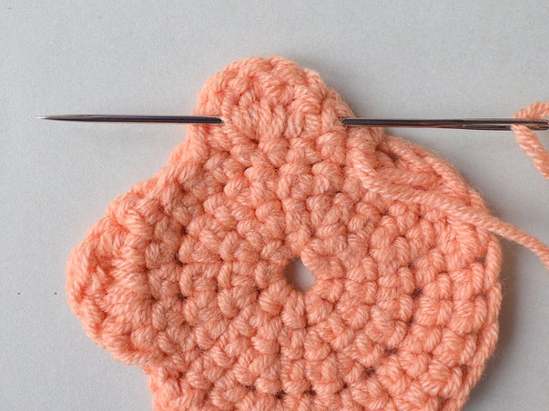 Hilfeseitenbild für 'Faden einer Häkelmütze vernähen'