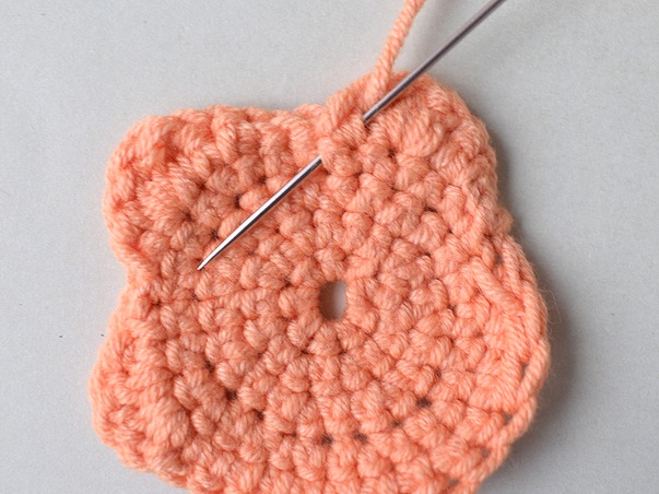 Hilfeseitenbild für 'Faden einer Häkelmütze vernähen'