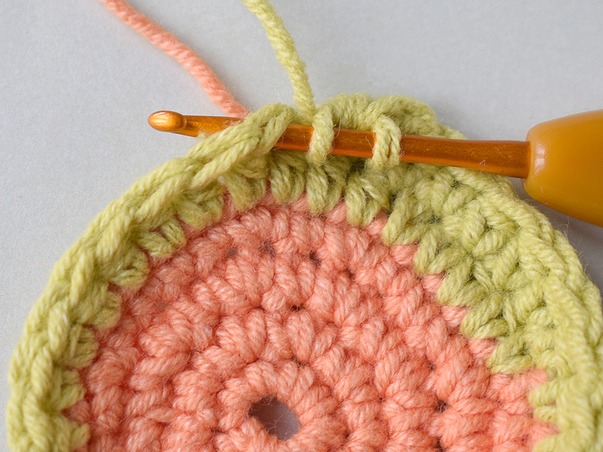 Hilfeseitenbild für 'Faden in die letzte Masche einhäkeln'