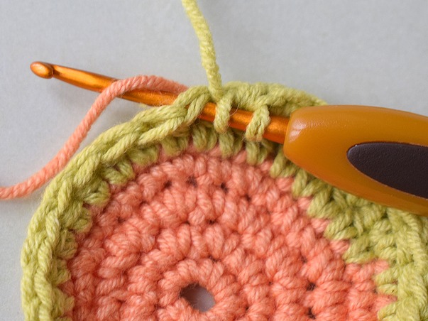 Hilfeseitenbild für 'Faden in die letzte Masche einhäkeln'