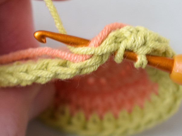 Hilfeseitenbild für 'Faden in die letzte Masche einhäkeln'