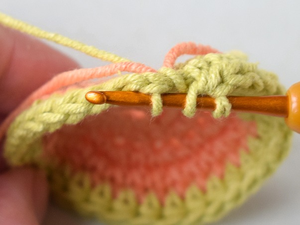 Hilfeseitenbild für 'Faden in die letzte Masche einhäkeln'