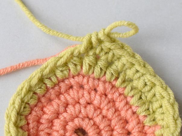 Hilfeseitenbild für 'Faden in die letzte Masche einhäkeln'