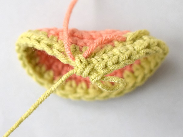 Hilfeseitenbild für 'Faden in die letzte Masche einhäkeln'