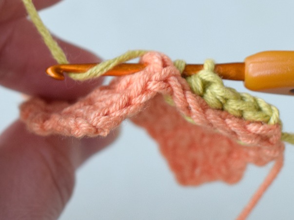 Hilfeseitenbild für 'Von hinten eingestochene Stäbchen um Maschenkörper'