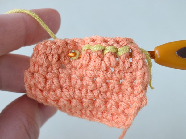 Hilfeseitenbild für 'Von hinten eingestochene Stäbchen um Maschenkörper'