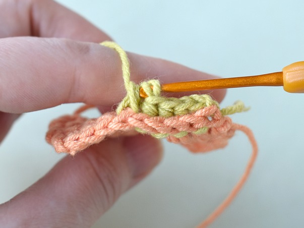 Hilfeseitenbild für 'Von hinten eingestochene Stäbchen um Maschenkörper'